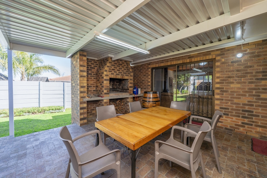 5 Bedroom Property for Sale in De Oude Spruit Western Cape